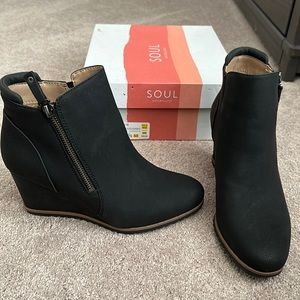 Naturalized wedge boot